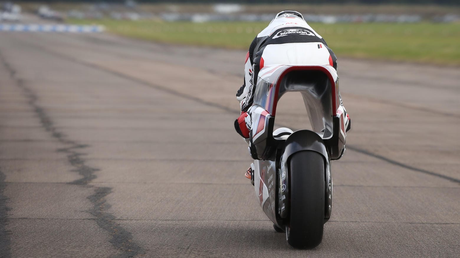 Tunnelblick: Die auffällige Chassis-Durchtunnelung soll das Motorrad vor dem Abheben bewahren.