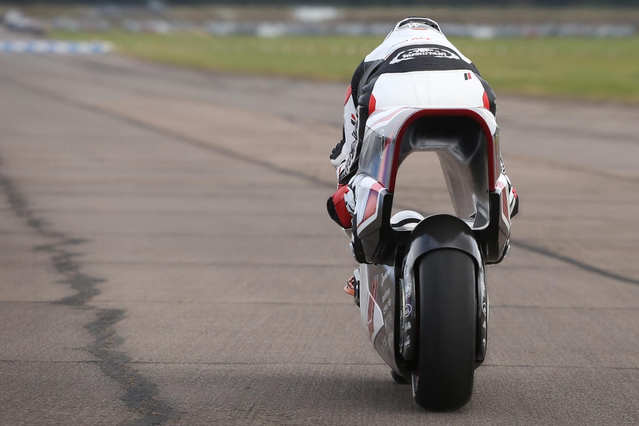 Tunnelblick: Die auffällige Chassis-Durchtunnelung soll das Motorrad vor dem Abheben bewahren.