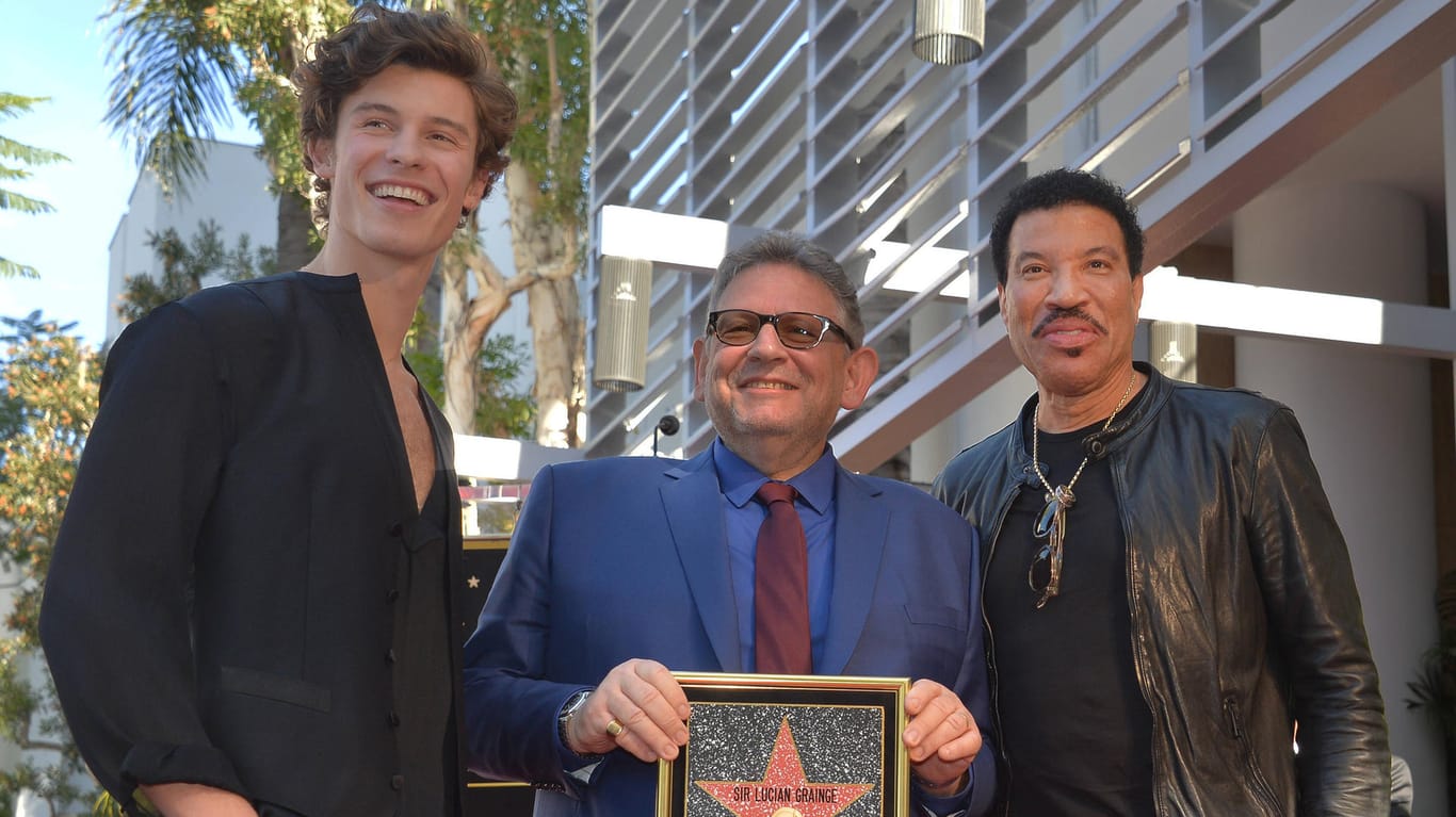Grund zum Lachen (Archivbild): Der Universal Music-Chef Sir Lucian Grainge, hier mit den Sängern Shawn Mendes und Lionel Richie, kann sich über den erfolgreichen Börsenstart des Unternehmens freuen.