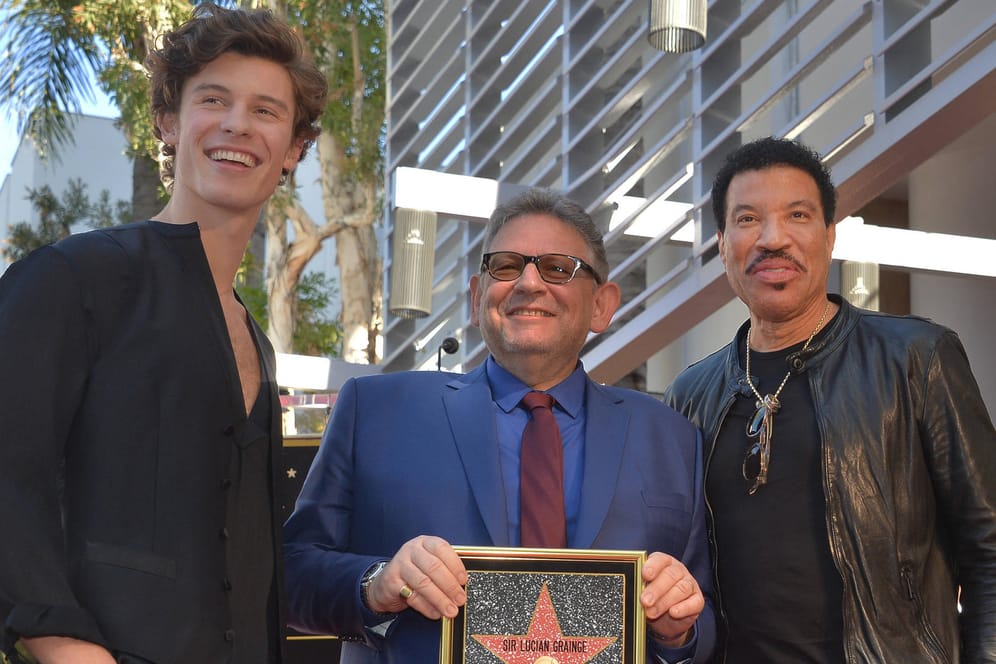 Grund zum Lachen (Archivbild): Der Universal Music-Chef Sir Lucian Grainge, hier mit den Sängern Shawn Mendes und Lionel Richie, kann sich über den erfolgreichen Börsenstart des Unternehmens freuen.