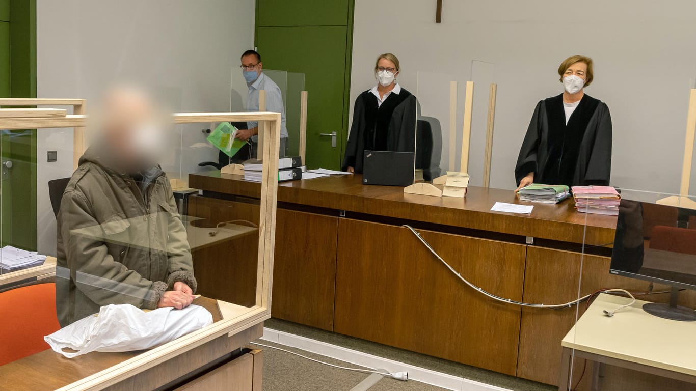 Der Angeklagte steht zum Prozessauftakt an seinen Platz im Gerichtssaal des Landgerichts München I: Dem Mann wird vorgeworfen, seine Partnerin jahrelang in der gemeinsamen Wohnung eingesperrt zu haben.