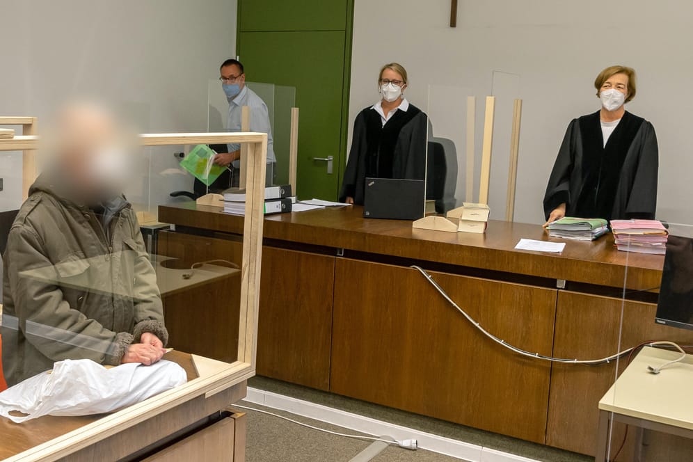 Der Angeklagte steht zum Prozessauftakt an seinen Platz im Gerichtssaal des Landgerichts München I: Dem Mann wird vorgeworfen, seine Partnerin jahrelang in der gemeinsamen Wohnung eingesperrt zu haben.