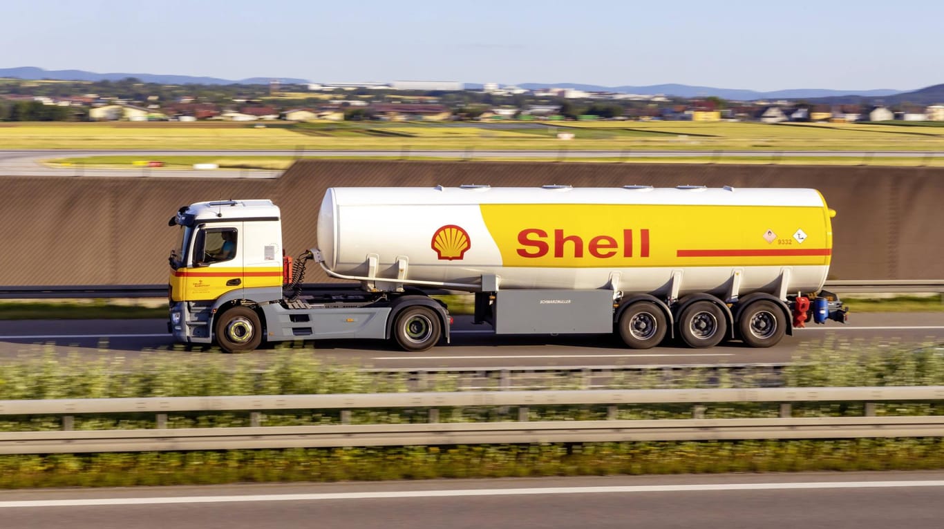 Ein Tankfahrzeug von Shell (Symbolbild): Der Ölkonzern verkauft sein Fracking-Geschäft in Texas an einen Konkurrenten.