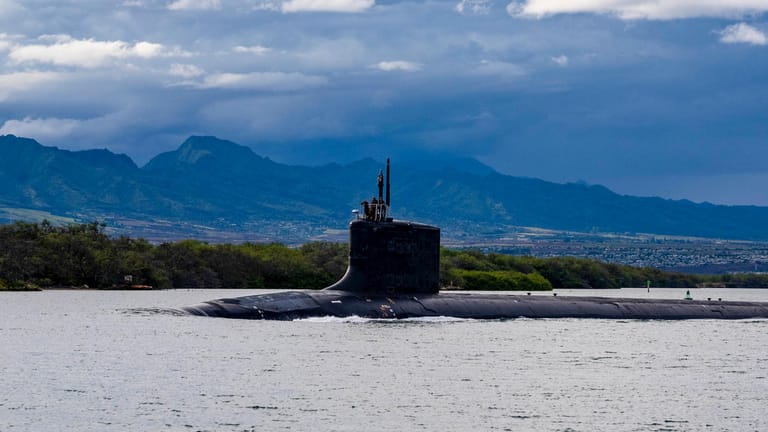 Ein U-Boot verlässt Pearl Harbor in den USA: Mit einem neuen Pakt haben die USA, Großbritannien und Australien Verbündete vor den Kopf gestoßen.