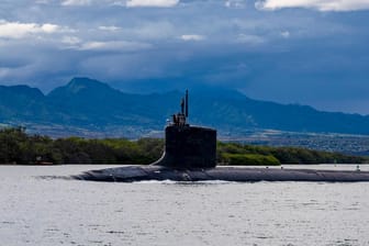 Ein U-Boot verlässt Pearl Harbor in den USA: Mit einem neuen Pakt haben die USA, Großbritannien und Australien Verbündete vor den Kopf gestoßen.