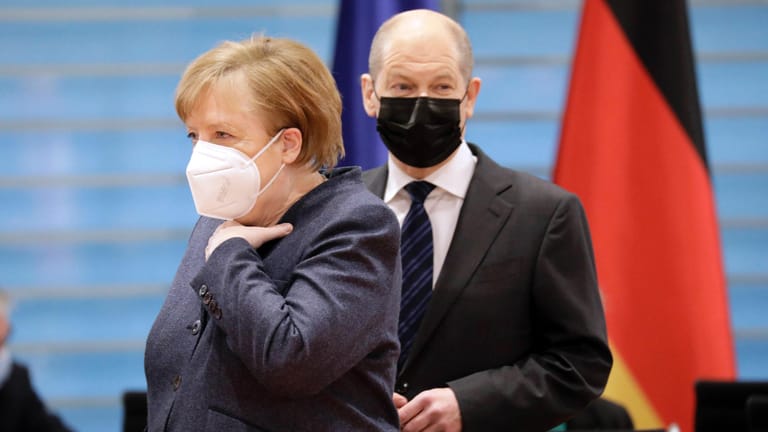 Angela Merkel (CDU) und Olaf Scholz (SPD): Der R+V-Chef Norbert Rollinger wünscht sich die baldige Rückkehr zur Schwarzen Null.