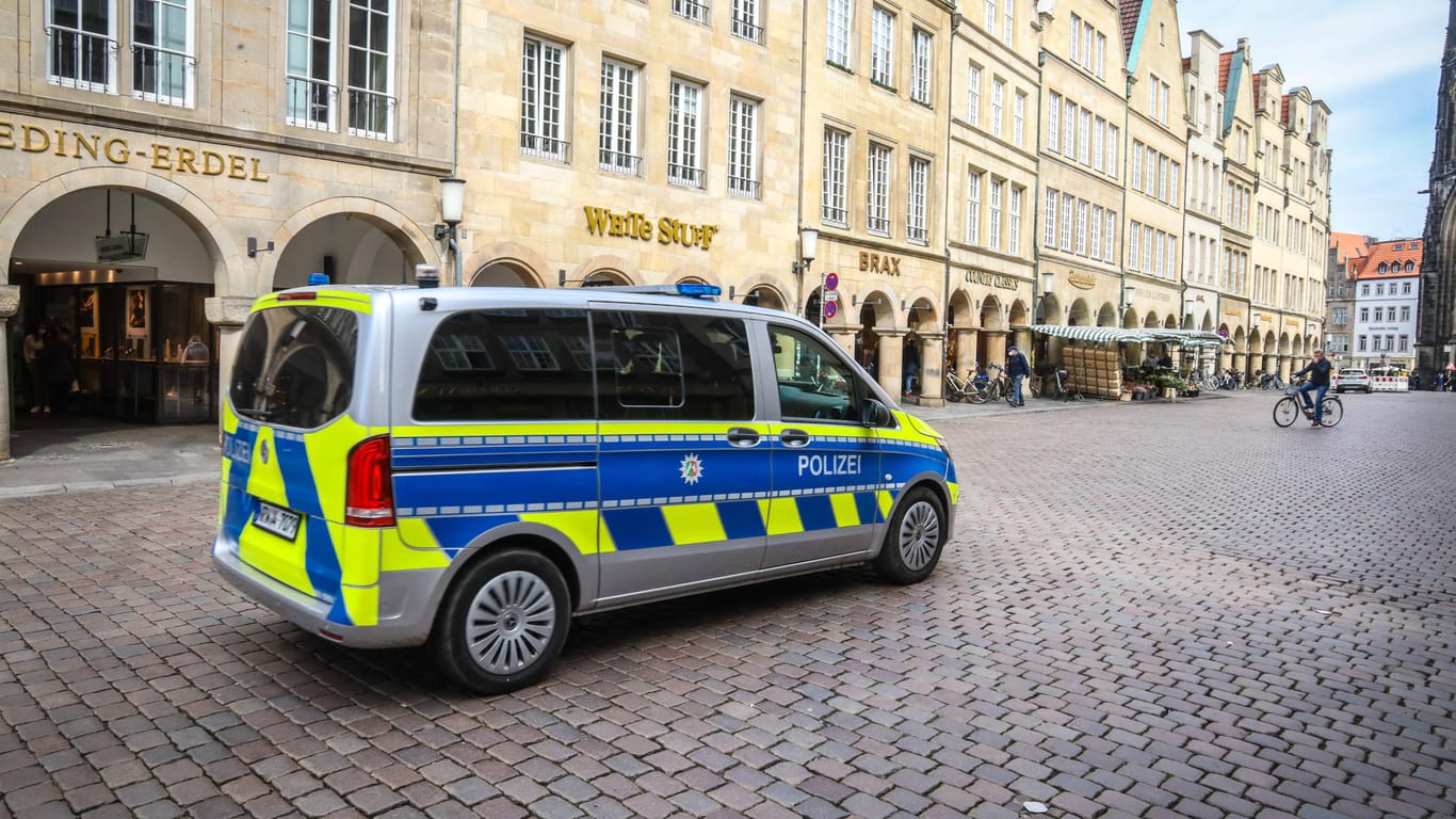 Polizei in Münster: Nach einem Banküberfall sind zwei Männer auf der Flucht. (Symbolbild)