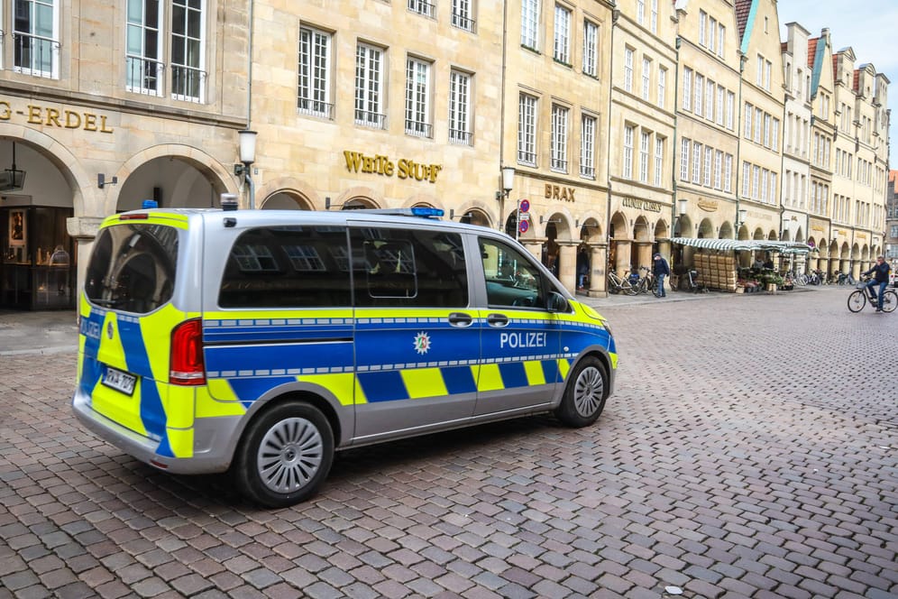 Polizei in Münster: Nach einem Banküberfall sind zwei Männer auf der Flucht. (Symbolbild)