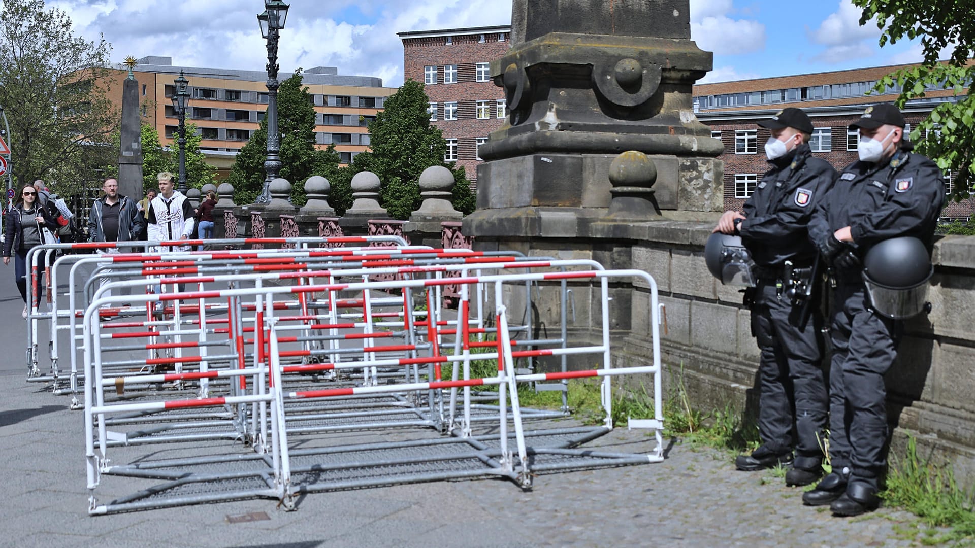 Entspannte Polizisten: Die Berliner Beamten mussten am Samstag wenig tun, um "das System" vor dem groß angekündigten Umsturz zu bewahren (Archivbild)