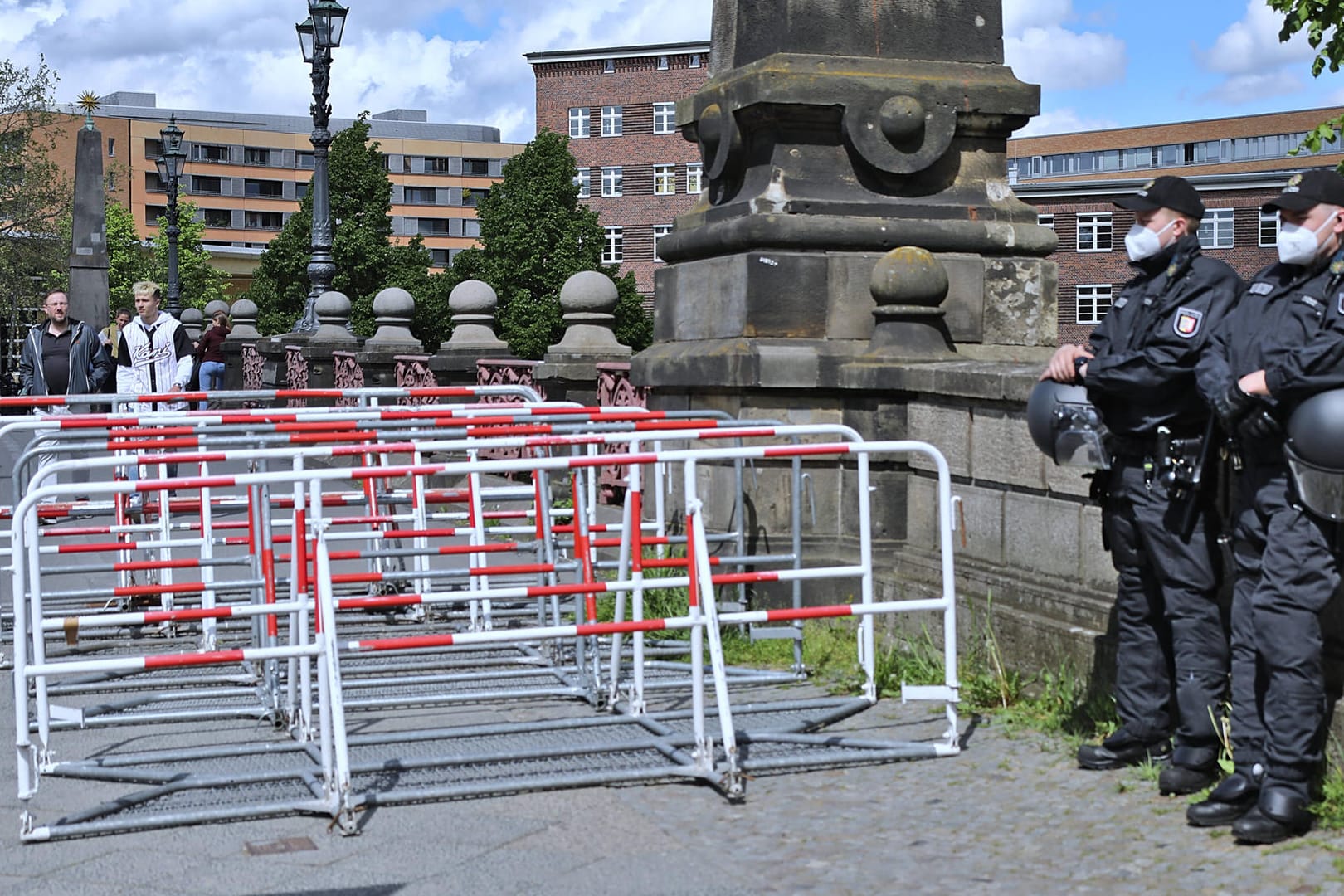 Entspannte Polizisten: Die Berliner Beamten mussten am Samstag wenig tun, um "das System" vor dem groß angekündigten Umsturz zu bewahren (Archivbild)