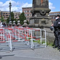 Entspannte Polizisten: Die Berliner Beamten mussten am Samstag wenig tun, um "das System" vor dem groß angekündigten Umsturz zu bewahren (Archivbild)