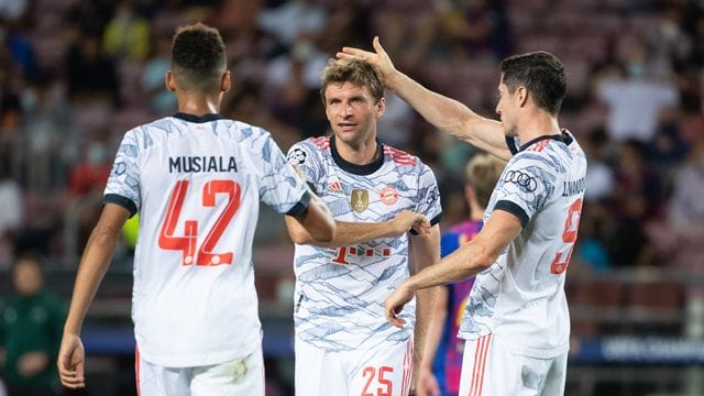 Auch die Trikots der Bayern-Stars um Jamal Musiala, Thomas Müller und Robert Lewandowski (l-r) sorgten für Aufsehen.