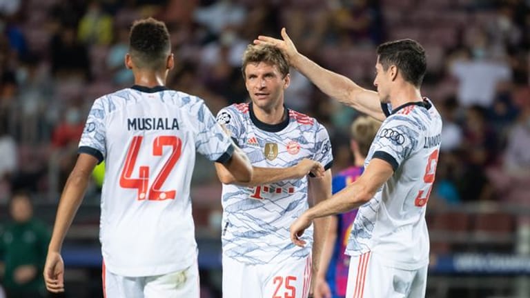 Auch die Trikots der Bayern-Stars um Jamal Musiala, Thomas Müller und Robert Lewandowski (l-r) sorgten für Aufsehen.