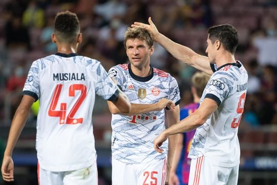 Auch die Trikots der Bayern-Stars um Jamal Musiala, Thomas Müller und Robert Lewandowski (l-r) sorgten für Aufsehen.