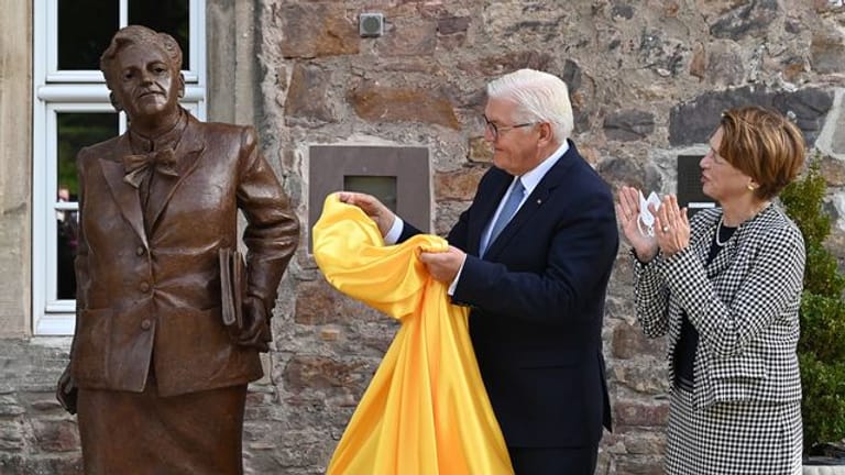 Bundespräsident Frank-Walter Steinmeier enthüllt eine Bronzestatue der Kasseler Ehrenbürgerin Elisabeth Selbert.