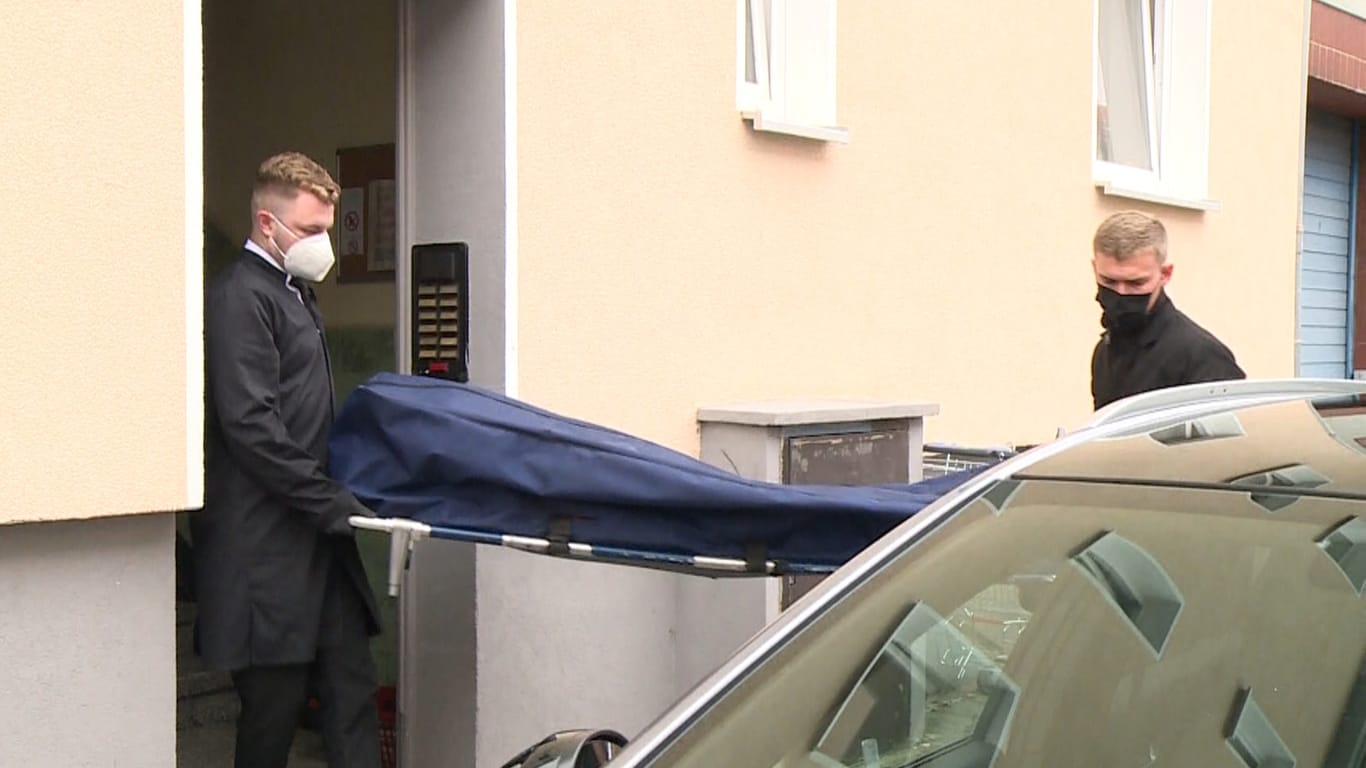 Bestatter bringen das Opfer zu ihrem Fahrzeug: In Hannover ist eine 53 Jahre alte Sexarbeiterin ist tot in ihrer Wohnung gefunden worden.