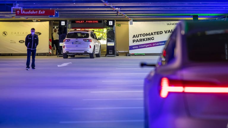 Ein automatisiertes Parkhaus bei der IAA Mobility-Messe in München (Archivbild): In Stuttgart sollen "Parkhäuser der Zukunft" entstehen.