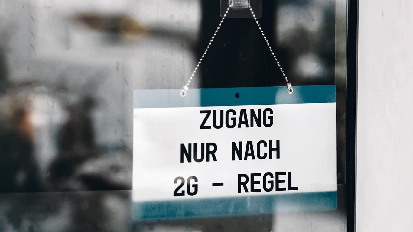 "Zugang nur nach 2G-Regel" steht auf einem Schild (Symbolbild): In Sachsen können einige Betreiber nun selbst entscheiden, ob sie nur noch Geimpfte und Genesene oder auch Getestete einlassen.