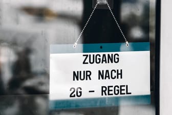 "Zugang nur nach 2G-Regel" steht auf einem Schild (Symbolbild): In Sachsen können einige Betreiber nun selbst entscheiden, ob sie nur noch Geimpfte und Genesene oder auch Getestete einlassen.