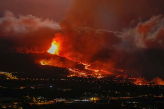 Lava bricht aus einem Vulkan auf der Insel La Palma aus: Der Vulkan war am 19. September erstmals seit 50 Jahren wieder aktiv geworden.