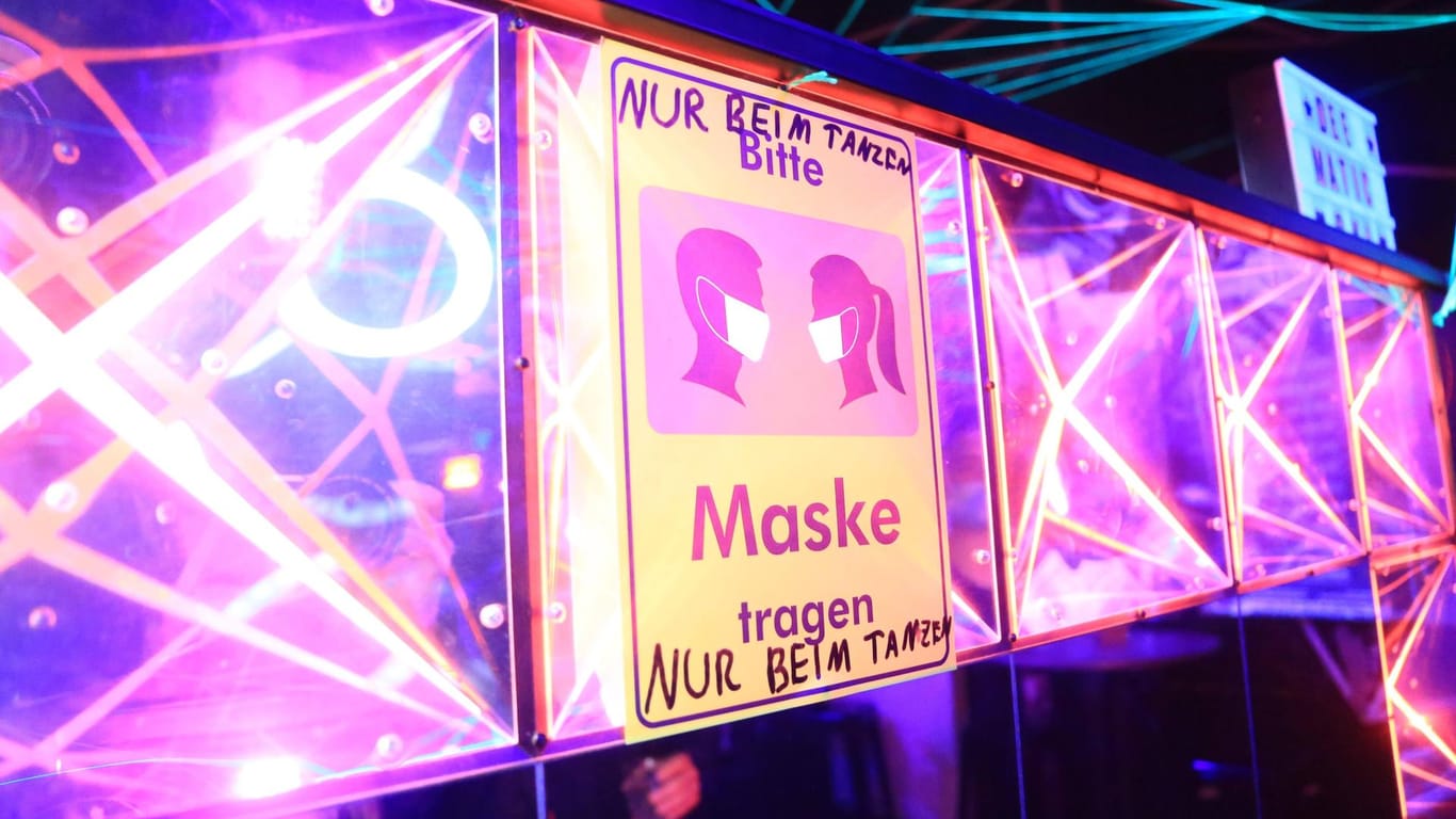Ein Schild, das Tanzende auf die Maskenpflicht hinweist (Archivbild): Ab Samstag können Feiernde die Maske weglassen.