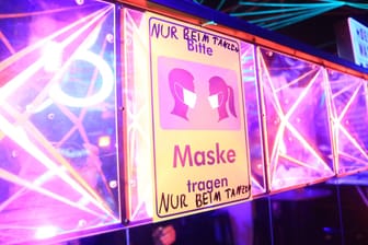 Ein Schild, das Tanzende auf die Maskenpflicht hinweist (Archivbild): Ab Samstag können Feiernde die Maske weglassen.