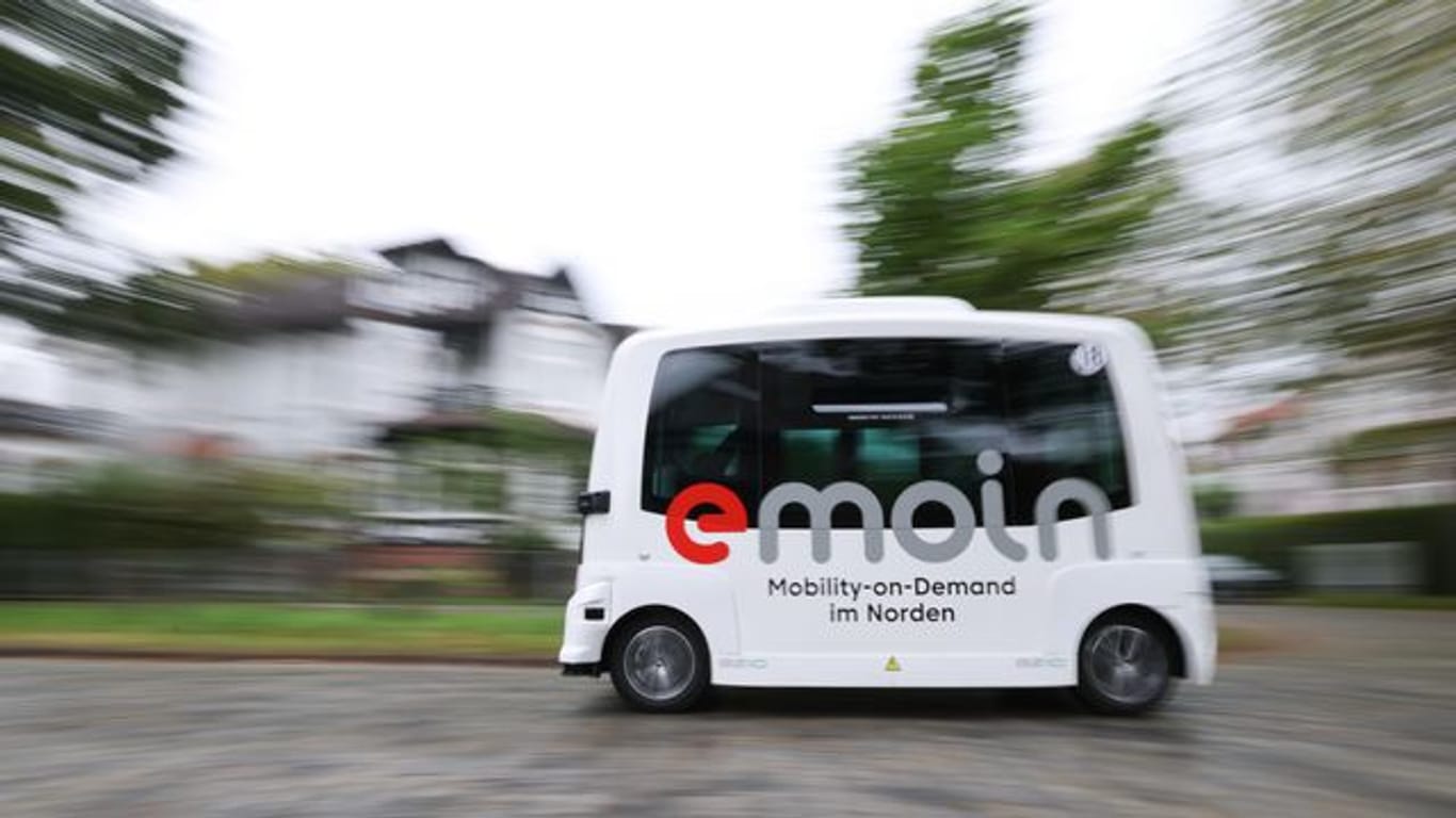 Autonom fahrender Bus "emoin" nimmt Betrieb auf