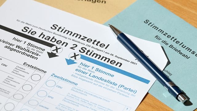 Bundestagswahl 2021 - Stimmzettel mit abgeschnittener Ecke Bundestagswahl 2021 - Stimmzettel mit abgeschnittener Ecke
