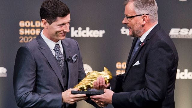 Jörg Jakob (r), Kicker-Chefredakteur, übergibt den Goldenen Schuh 2021 an Fußballprofi Robert Lewandowski. Jörg Jakob (r), Kicker-Chefredakteur, übergibt den Goldenen Schuh 2021 an Fußballprofi Robert Lewandowski.