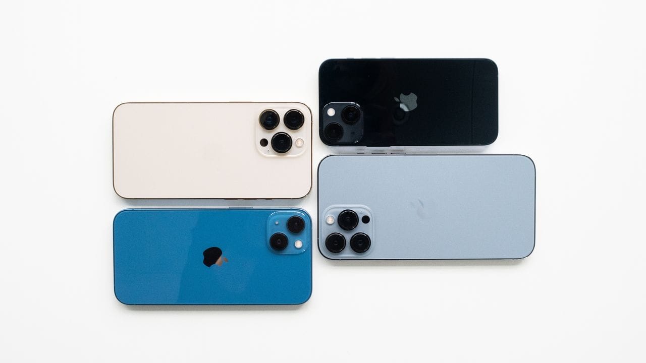 Von fast klein bis richtig groß: Die iPhones 13 Mini (oben rechts), iPhone 13 (unten links), iPhone 13 Pro (oben links) und iPhone 13 Pro Max (unten rechts).