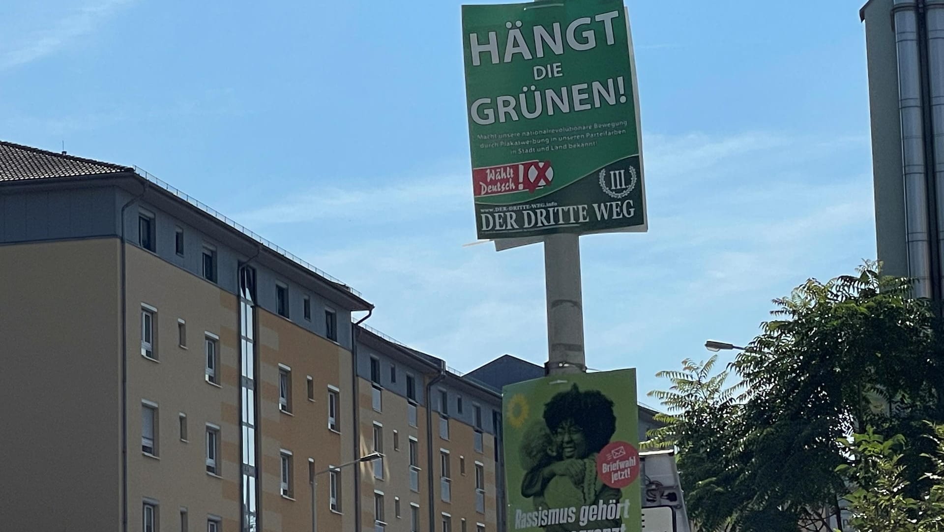 Diese Plakate der Neonazi-Partei Der Dritte Weg müssen nun auch in Sachsen entfernt werden. Diese Plakate der Neonazi-Partei Der Dritte Weg müssen nun auch in Sachsen entfernt werden.