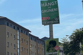 Diese Plakate der Neonazi-Partei Der Dritte Weg müssen nun auch in Sachsen entfernt werden.