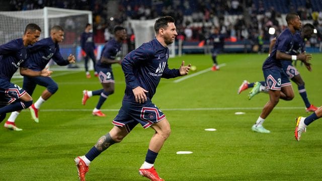 hat sich im Spiel gegen Olympique Lyon eine Blessur im linken Knie zugezogen: Lionel Messi (M).