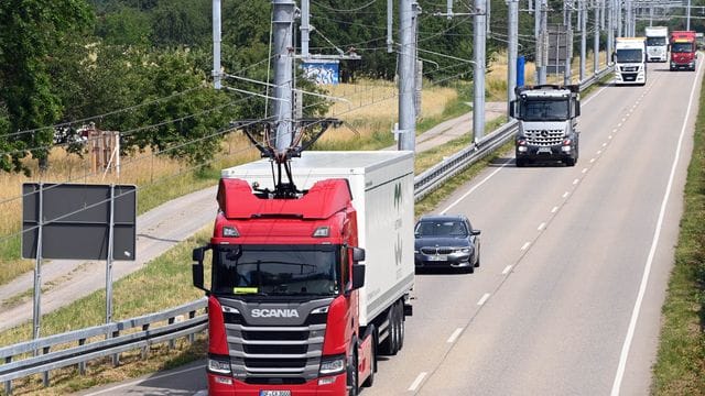 Pilotstrecke für Oberleitungs-Lastwagen Pilotstrecke für Oberleitungs-Lastwagen