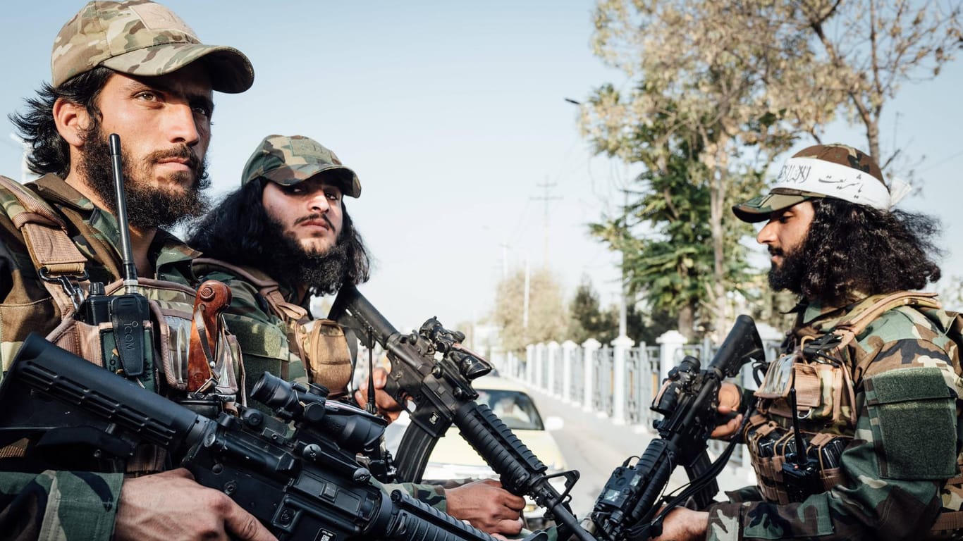 Bewaffnete Taliban-Kämpfer: Aus Angst vor Rache der Taliban wollen viele Ortskräfte der Bundeswehr Afghanistan verlassen.