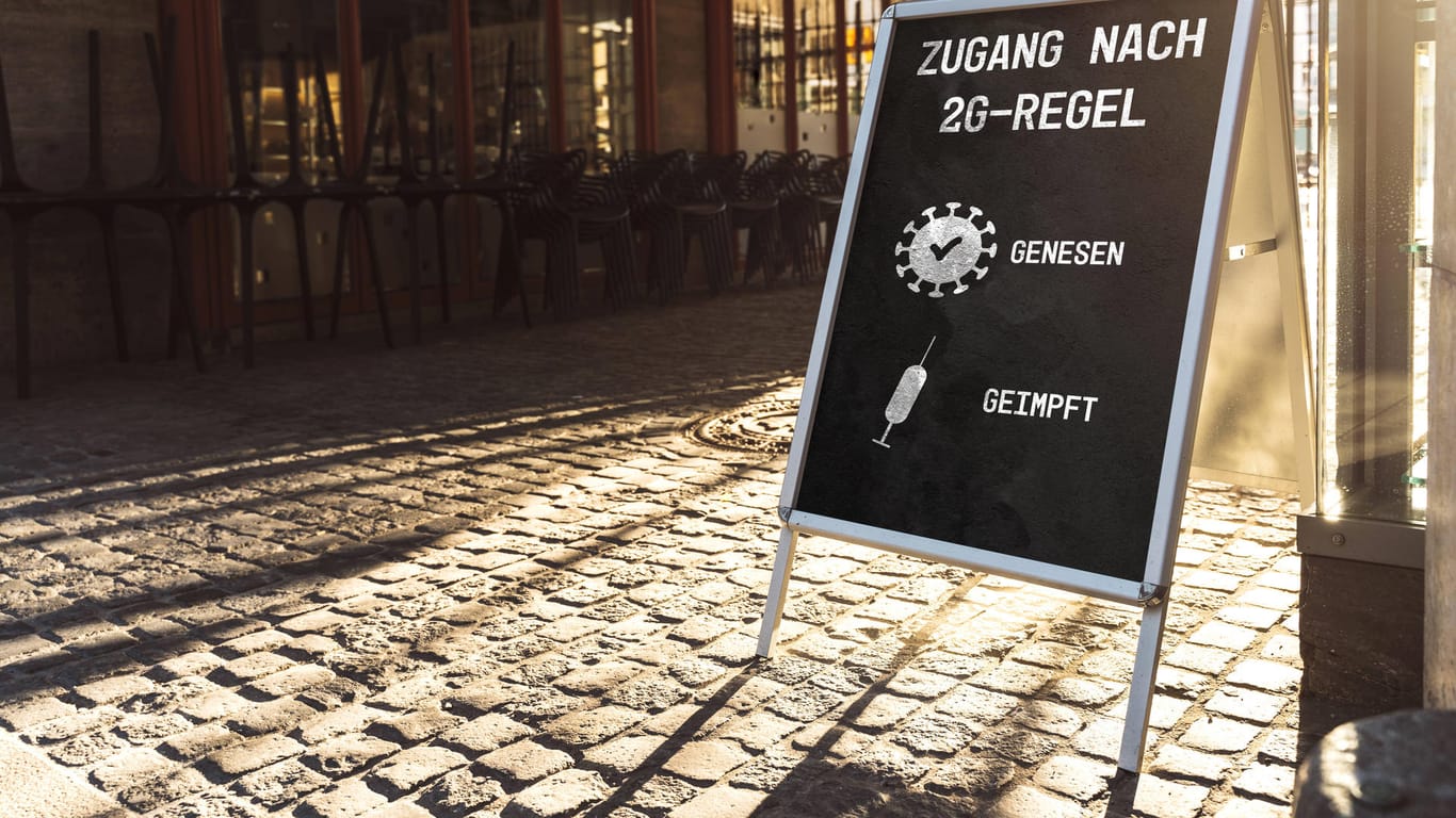 Ein Einlassschild zur 2G-Regel: In Berlin müssen künftig Bürger künftig einen digitalen 2G-Nachweis vorzeigen.