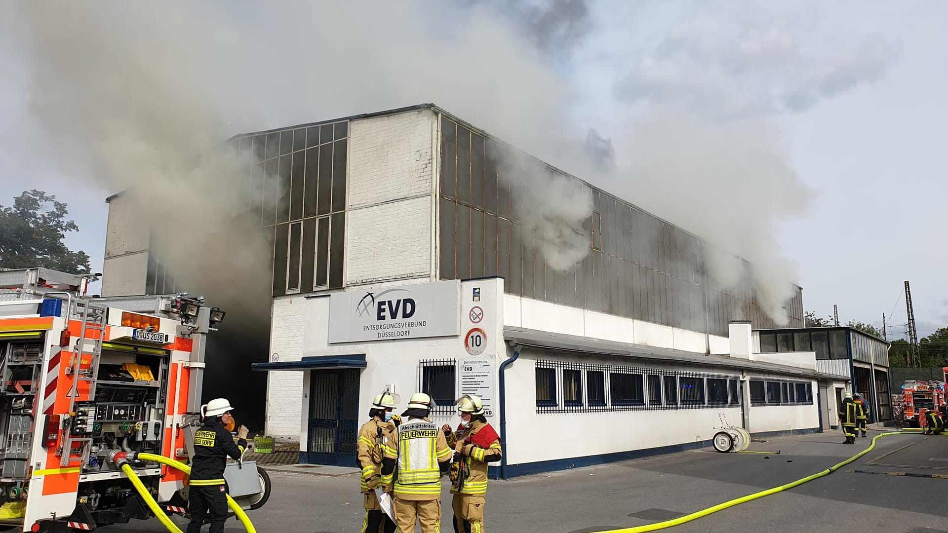 Die Feuerwehr im Einsatz: Diese Halle in Düsseldorf hat Feuer gefangen.