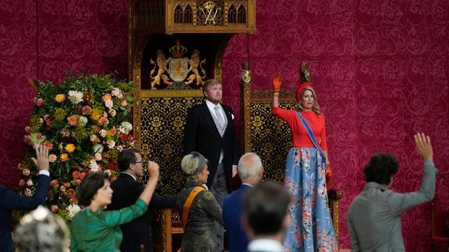 Maxima, Königin der Niederlande, und Mitglieder des Parlaments stehen für einen dreifachen Salut vor Willem-Alexander, König der Niederlande. Maxima, Königin der Niederlande, und Mitglieder des Parlaments stehen für einen dreifachen Salut vor Willem-Alexander, König der Niederlande.