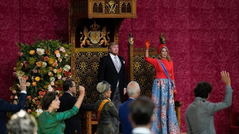 Maxima, Königin der Niederlande, und Mitglieder des Parlaments stehen für einen dreifachen Salut vor Willem-Alexander, König der Niederlande.