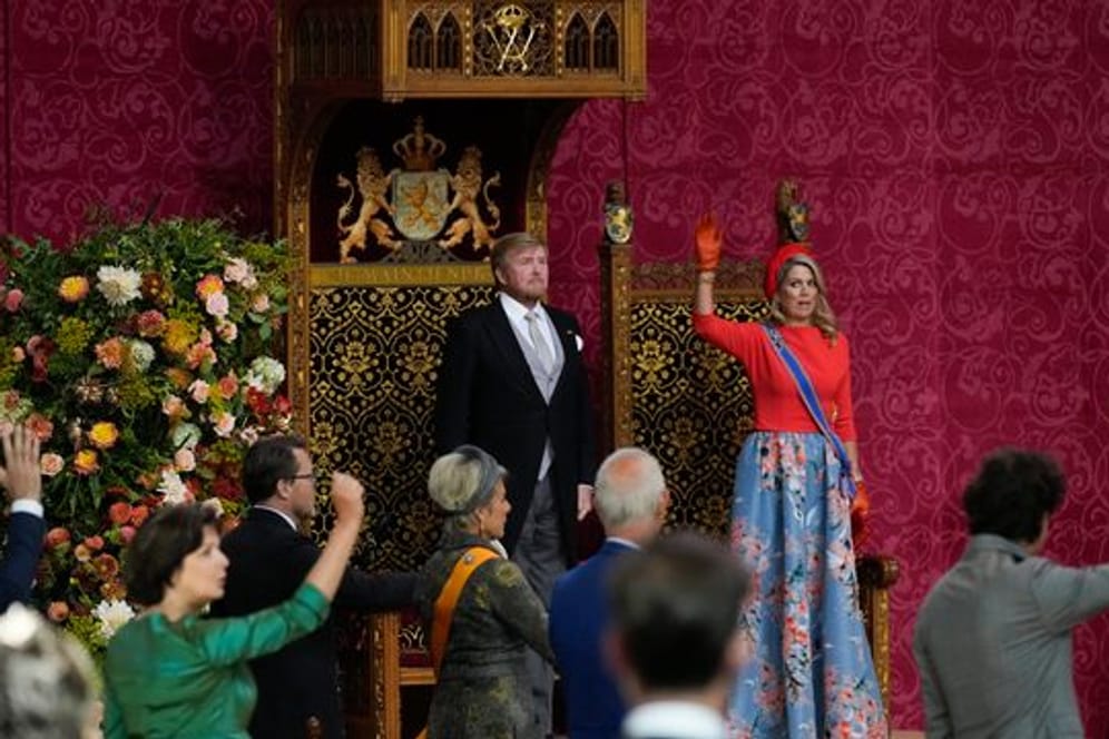 Maxima, Königin der Niederlande, und Mitglieder des Parlaments stehen für einen dreifachen Salut vor Willem-Alexander, König der Niederlande.