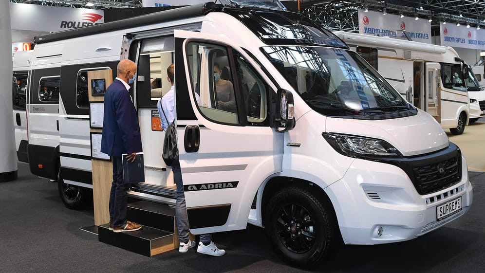 Erster Schritt ins neue Wohnmobil: Messen wir der Düsseldorfer Caravan Salon zeigen alle wichtigen Neuheiten. So stattlich wie manche Modelle sind aber auch die folgenden Kosten.