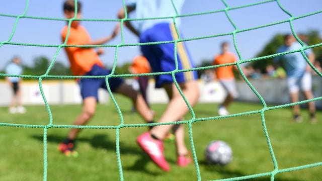 Kinder spielen Fußball