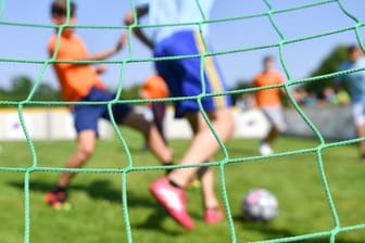 Kinder spielen Fußball