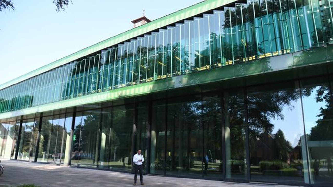Die Universität wird von der Schweizer Hochschule "Schaffhausen Institute of Technology" übernommen.