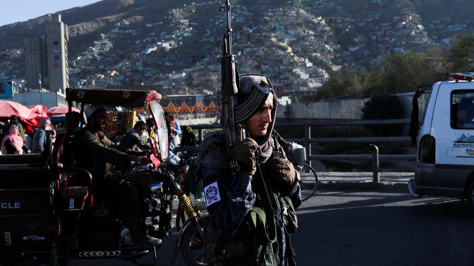 Ein Taliban-Kämpfer in Kabul: Ortskräfte der Bundeswehr fürchten die Rache der Terrororganisation.