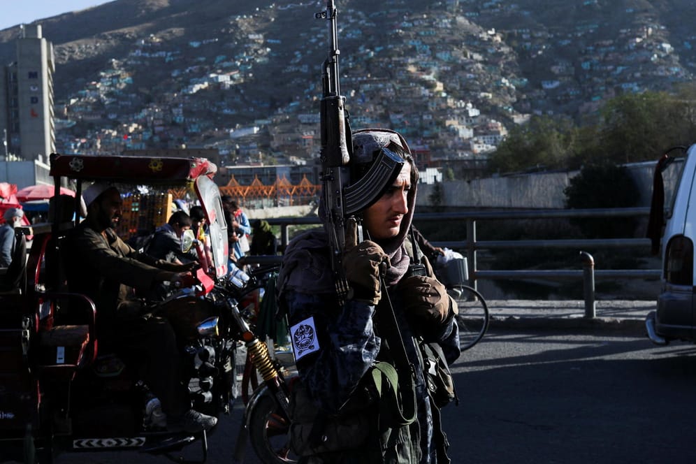 Ein Taliban-Kämpfer in Kabul: Ortskräfte der Bundeswehr fürchten die Rache der Terrororganisation.