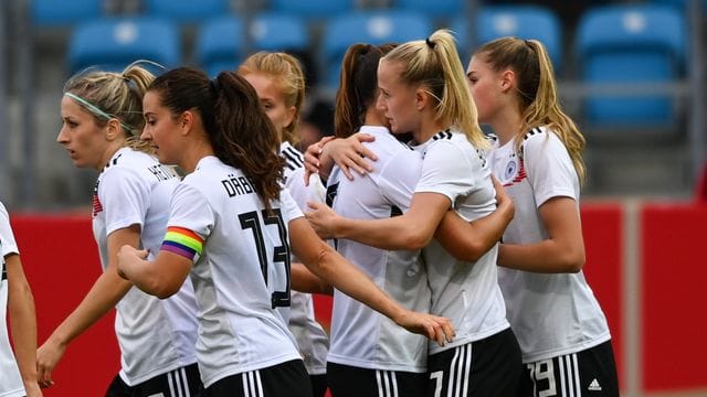 Deutschlands Nationalspielerinnen feiern ein weiteres Tor beim 5:1-Sieg gegen Serbien. Deutschlands Nationalspielerinnen feiern ein weiteres Tor beim 5:1-Sieg gegen Serbien.
