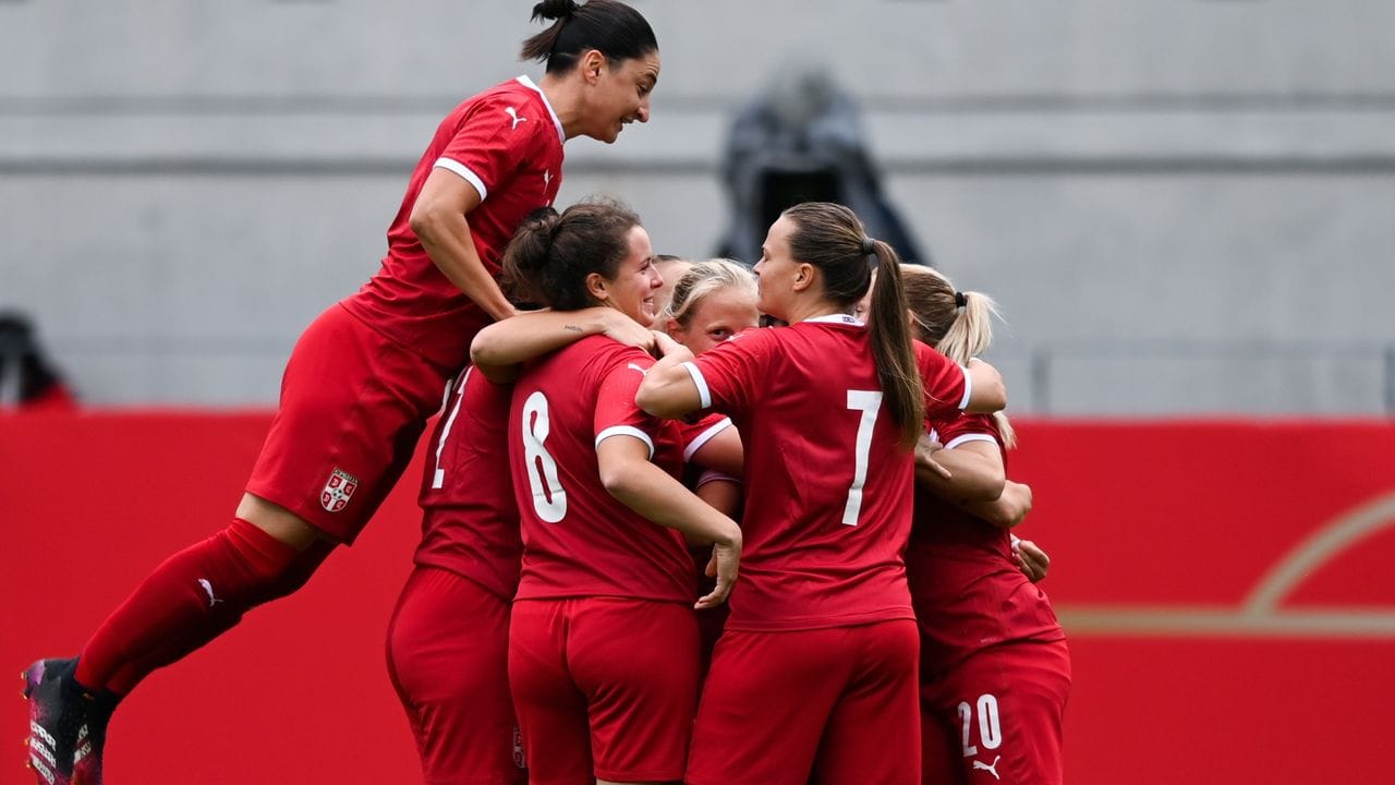 Die serbischen Frauen feiern ihr frühes Tor gegen das deutsche Team.