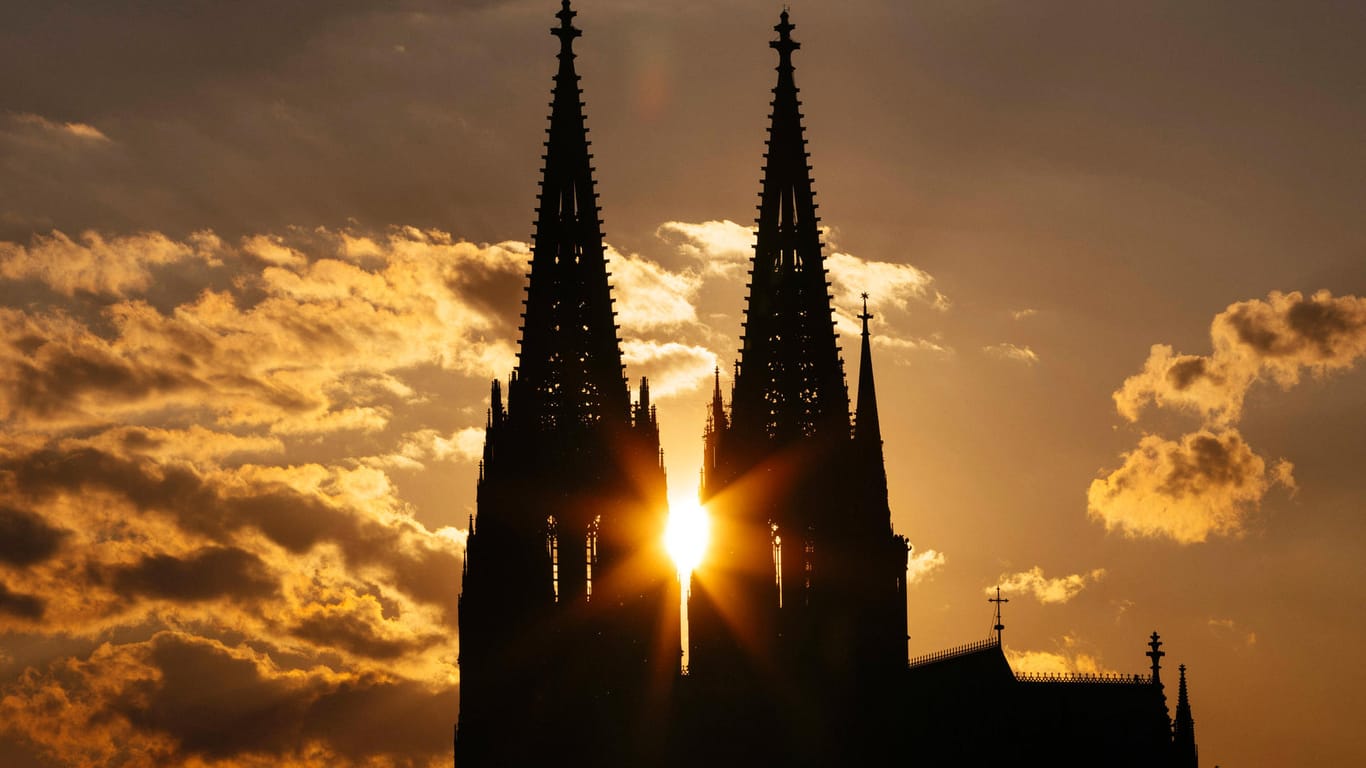 Der Kölner Dom (Archivbild): Ein Priester soll seine drei Nichten vor vielen Jahren sexuell Missbraucht haben.