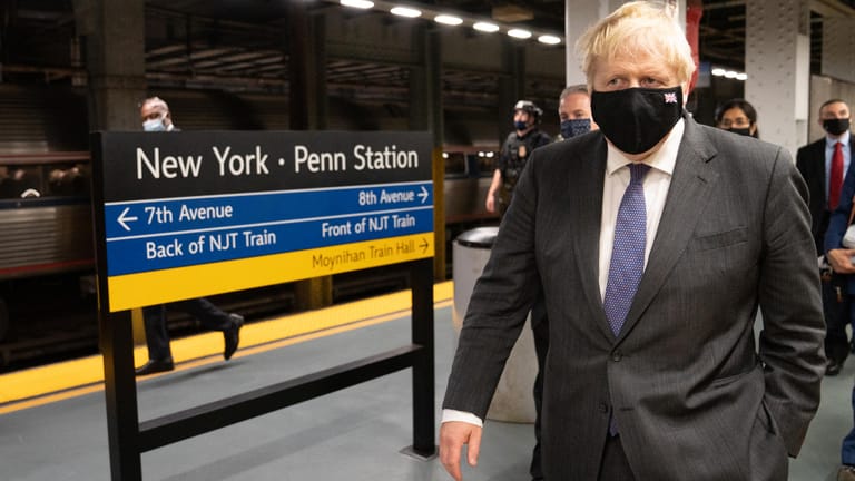 Pressewirksam wie immer: Der britische Premierminister Boris Johnson fährt in New York mit der Bahn.